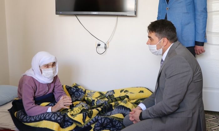 Urfa’da 100 yaş ve üzeri annelere Bakan’dan hediye