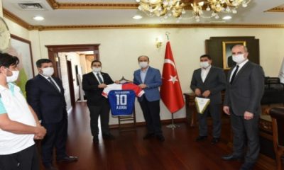 Vali Erin, Efeler Ligine yükselen voleybolcuları ağırladı