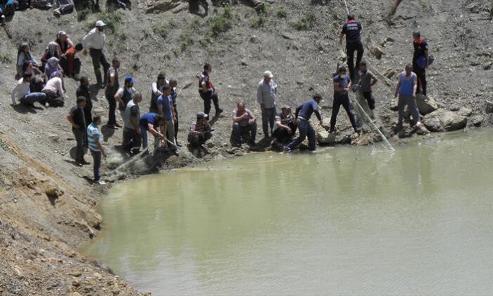 Adana’da yürek yakan haber! Oğlunun gölete girdiğini sanmış…