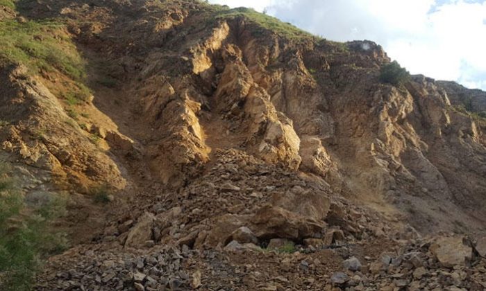 Artçı deprem sonrası meydana gelen heyelandan saniyelerle kurtuldular