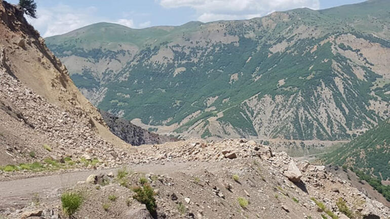 Artçı deprem sonrası meydana gelen heyelandan saniyelerle kurtuldular