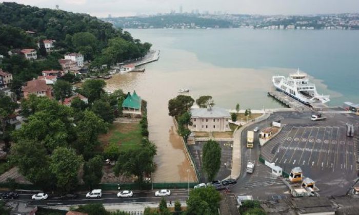 Beykoz’da yağmur yağdı, İstanbul Boğazı’na çamurlu su aktı