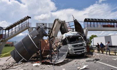 Çankırı’da TIR’ın çarptığı üst geçit çöktü