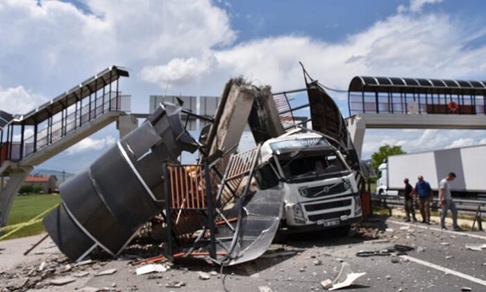 Çankırı’da TIR’ın çarptığı üst geçit çöktü