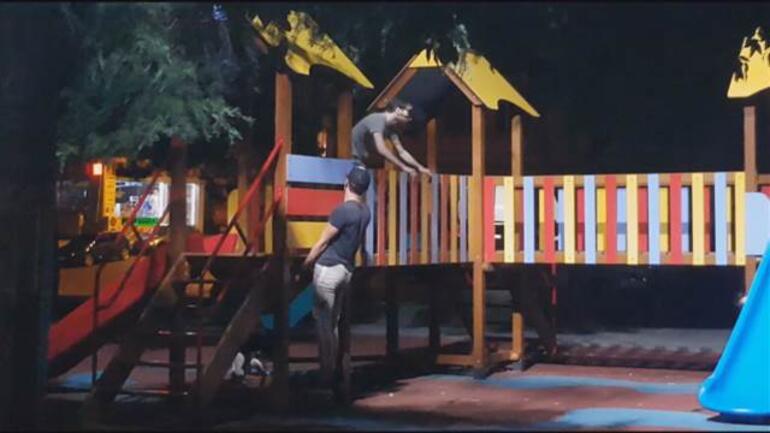 Çocuk parkında maskeyi gözlerine takıp körebe oynadılar