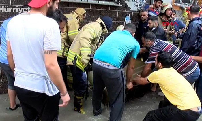 Esenyurt’ta su dolan bodrum kattakileri kurtarma çalışması