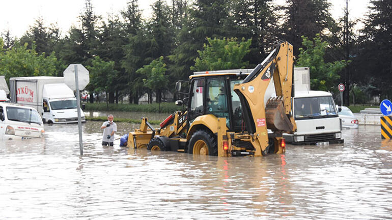 Eskişehirde sağanak nedeniyle araçlar yolda mahsur kaldı