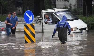 Eskişehir’de sağanak nedeniyle araçlar yolda mahsur kaldı