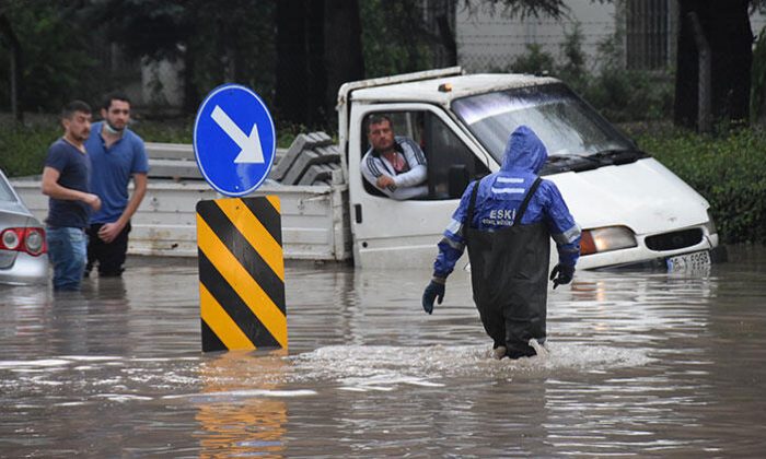 Eskişehir’de sağanak nedeniyle araçlar yolda mahsur kaldı
