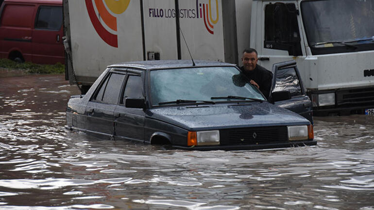 Eskişehirde sağanak nedeniyle araçlar yolda mahsur kaldı