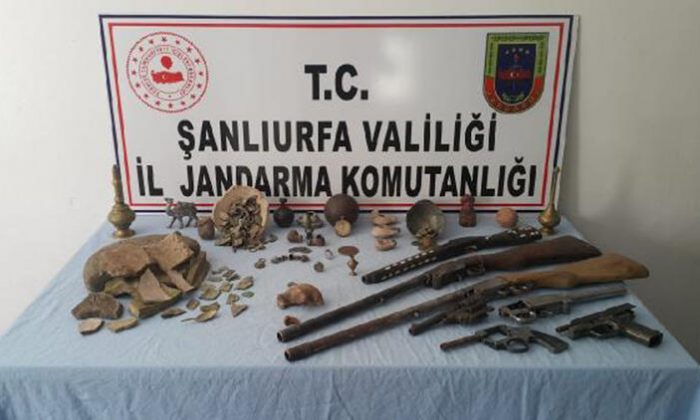 Evin bodrum katında kaçak kazı; tarihi eserler ele geçirildi