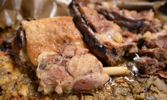 Fırında 12 saatte pişiyor! Gelen tadına bakmadan dönmüyor