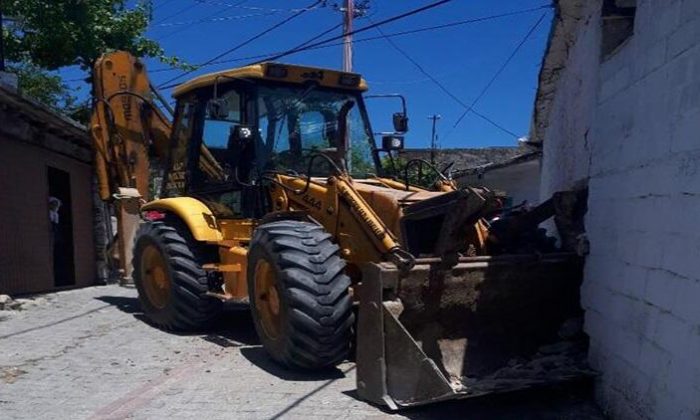 Freni boşalan kepçe eve girdi, içerdeki kadın bayıldı