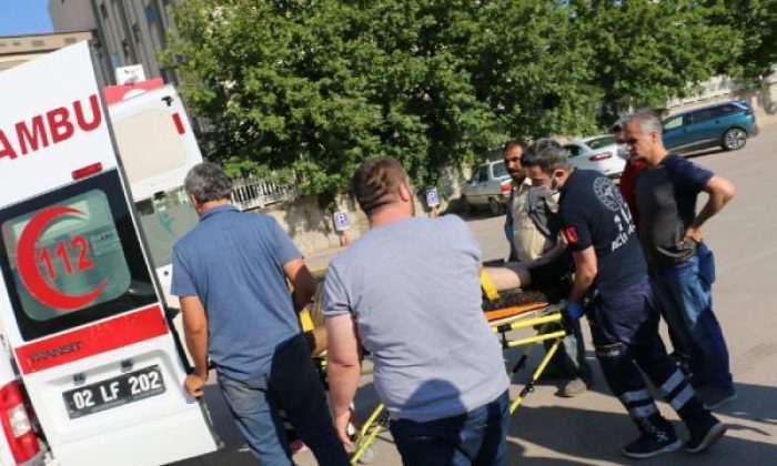 Göçük altında kalan işçiyi arkadaşları kurtardı