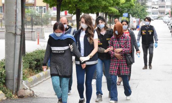 Hırsızlıktan tutuklanan 3 kadının 97 sabıka kaydı çıktı