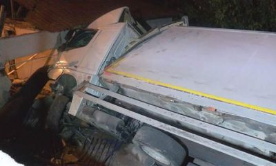 İstanbul’da damacana yüklü kamyon devrildi!