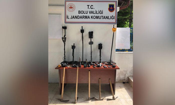 Kaçak kazı yapmaya giderken yakalandılar