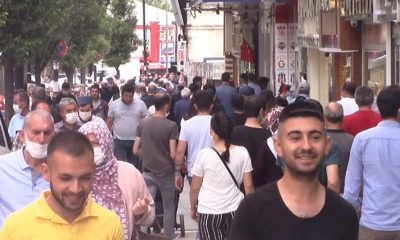 Kentte tedirgin eden görüntü! Maske ve sosyal mesafe unutuldu