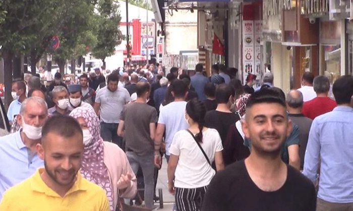 Kentte tedirgin eden görüntü! Maske ve sosyal mesafe unutuldu