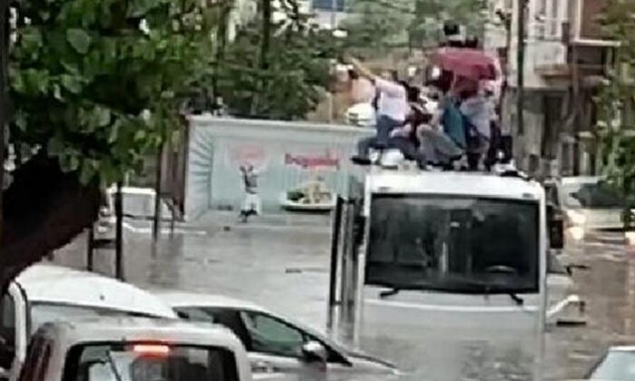 Minibüs üstünde mahsur kaldılar