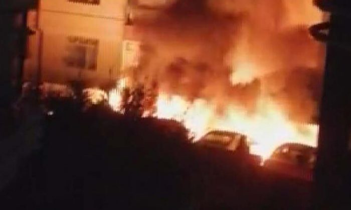 Park halindeki 4 otomobil kundaklandı