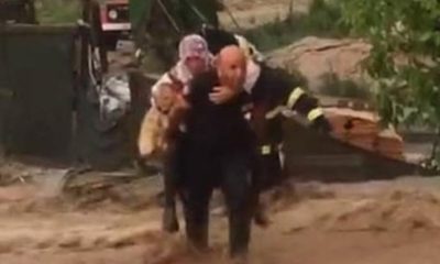 Sel sularında köpeği ile mahsur kaldı, itfaiye eri sırtında taşıdı