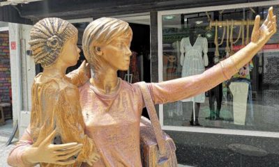 Selfie yapan kadın heykelinin elindeki telefon çalındı