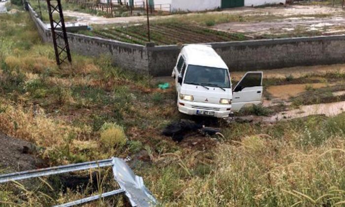 Tarım işçilerini taşıyan minibüs kamyonla çarpıştı: 1 ölü, 7 yaralı