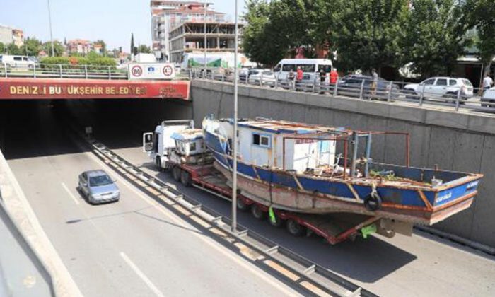 Tekne yüklü TIR, alt geçitten geçemedi