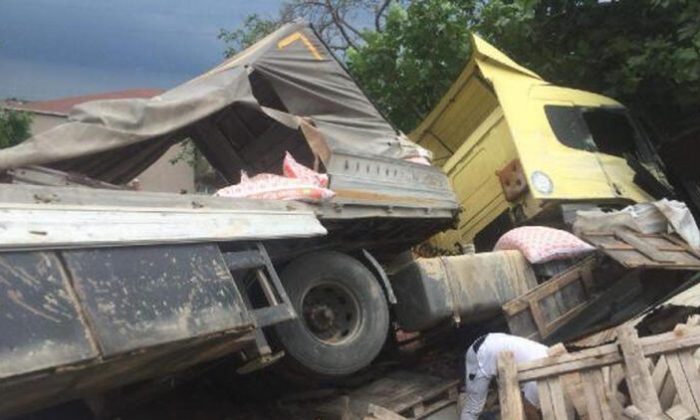 Yem yüklü TIR, kümesin üzerine devrildi; 7 tavuk telef oldu