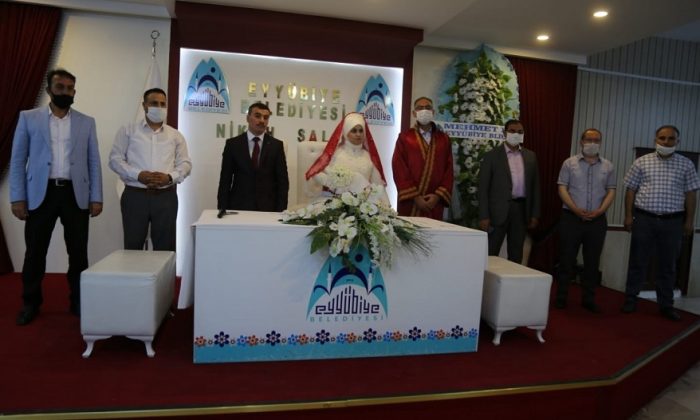 BAŞKAN KUŞ, GÖRME ENGELLİ ÇİFTİN MUTLULUKLARINA ORTAK OLDU